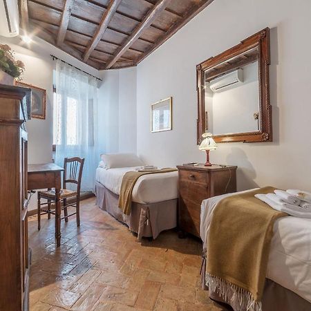 By The Charming Piazza Navona - FromhometoRzym Zewnętrze zdjęcie