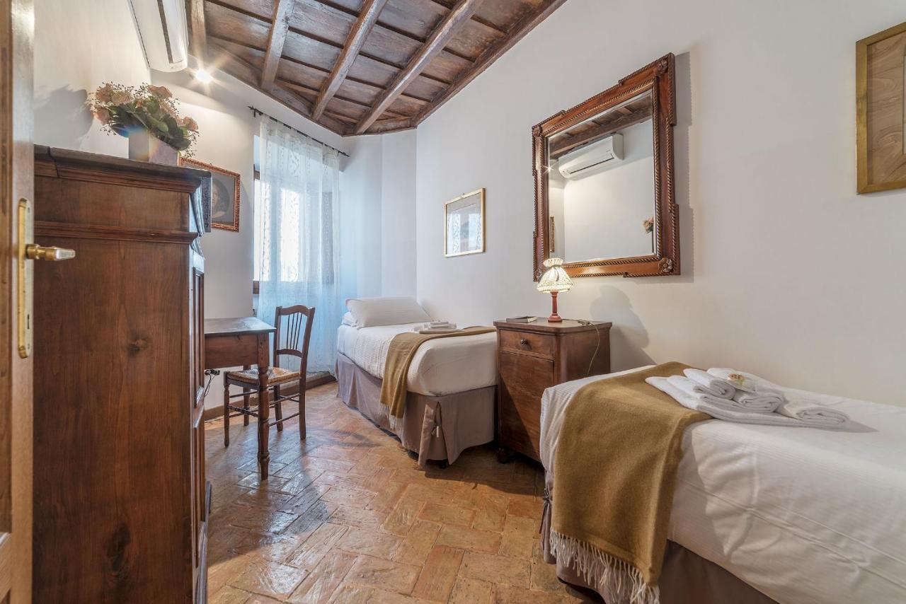 By The Charming Piazza Navona - FromhometoRzym Zewnętrze zdjęcie