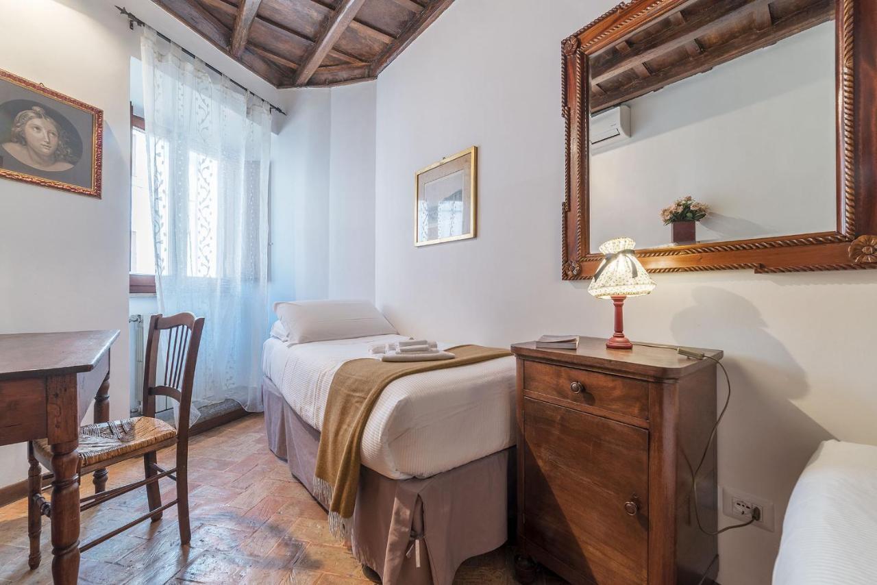By The Charming Piazza Navona - FromhometoRzym Zewnętrze zdjęcie