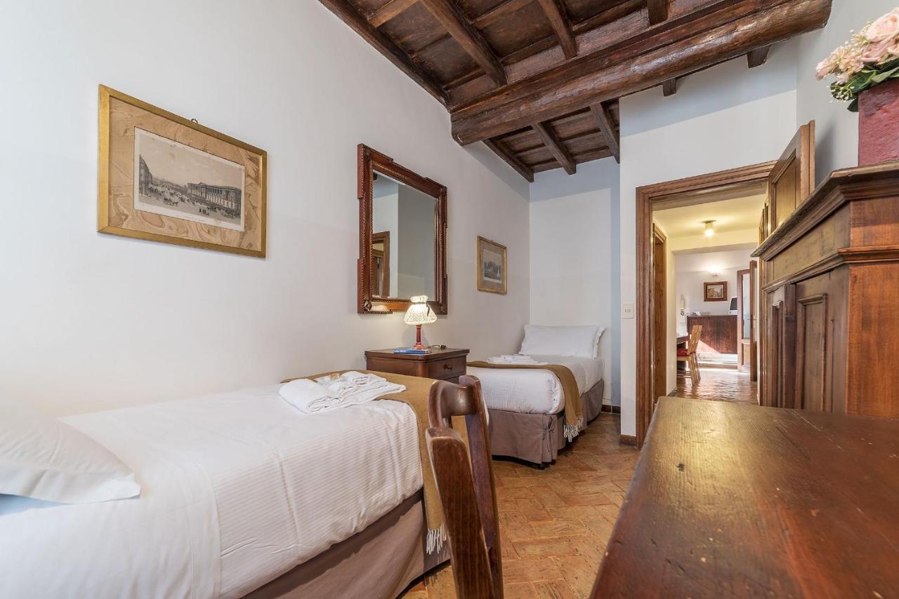 By The Charming Piazza Navona - FromhometoRzym Zewnętrze zdjęcie